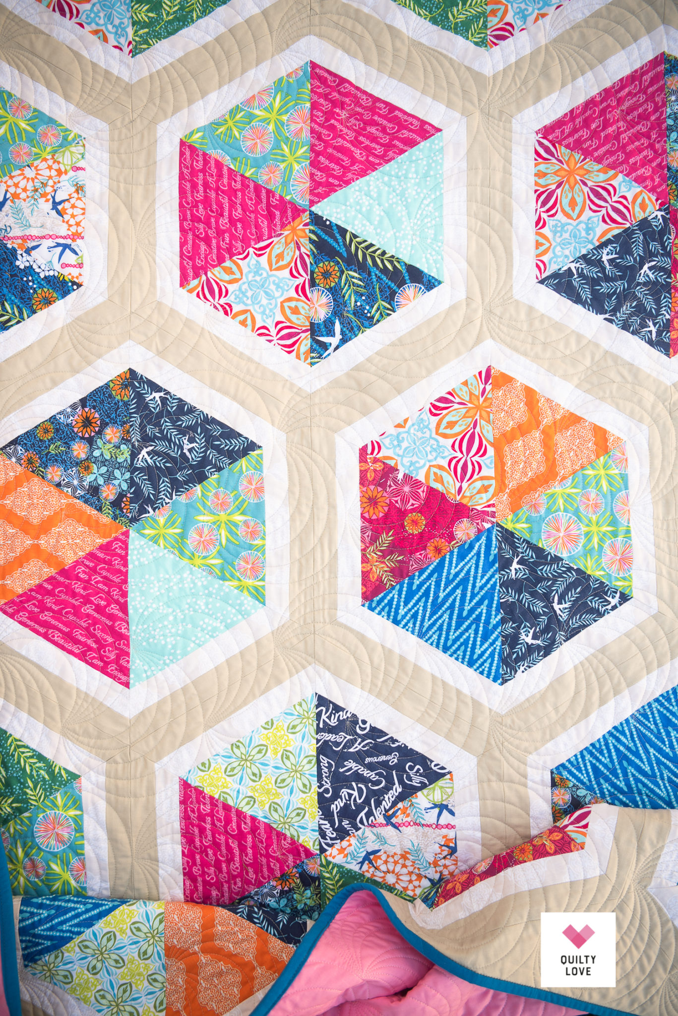 free-spirit-fabrics-triangle-hexies-quilt-quilty-love