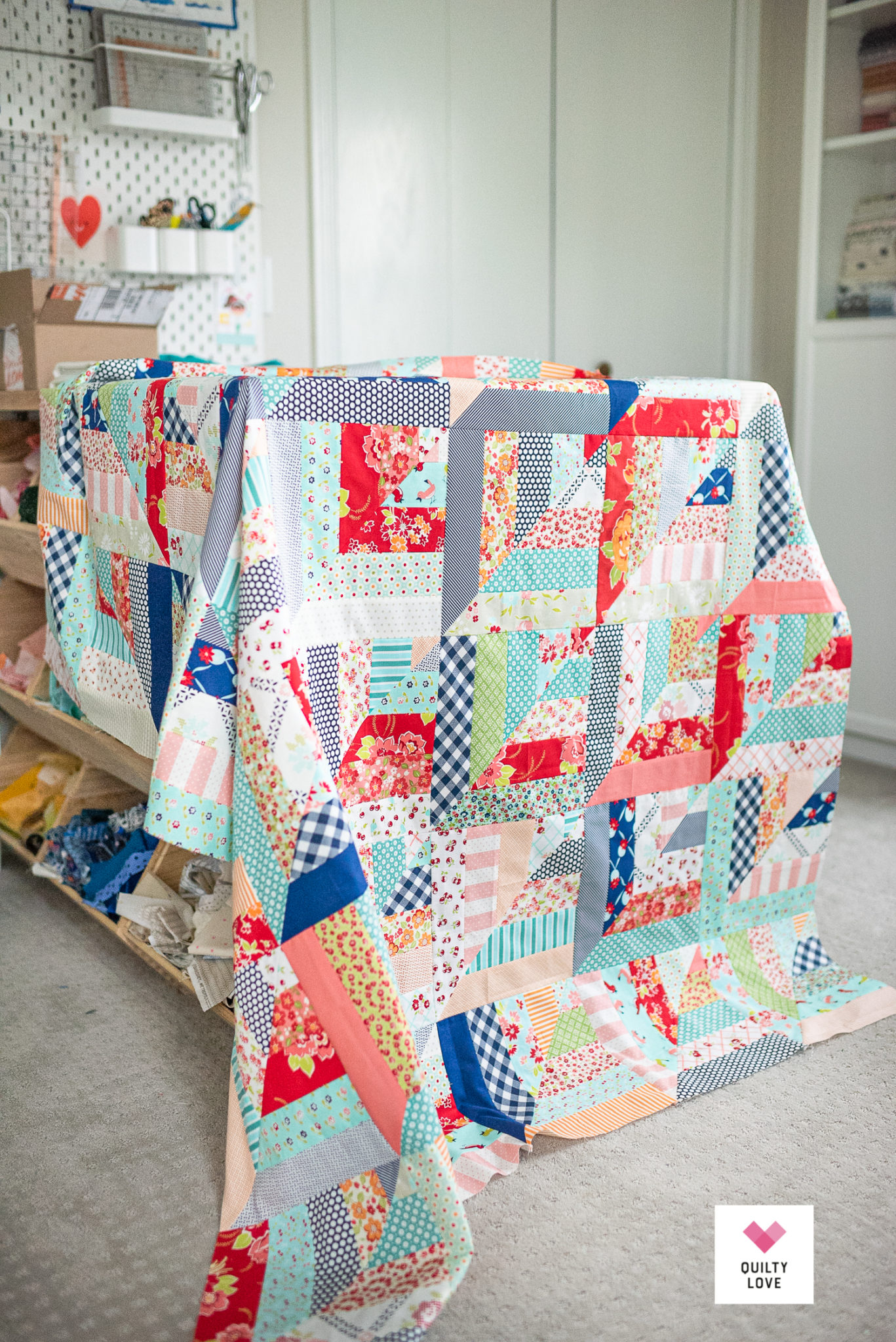 scrappy-b-c-lucky-log-cabins-quilt-quilty-love