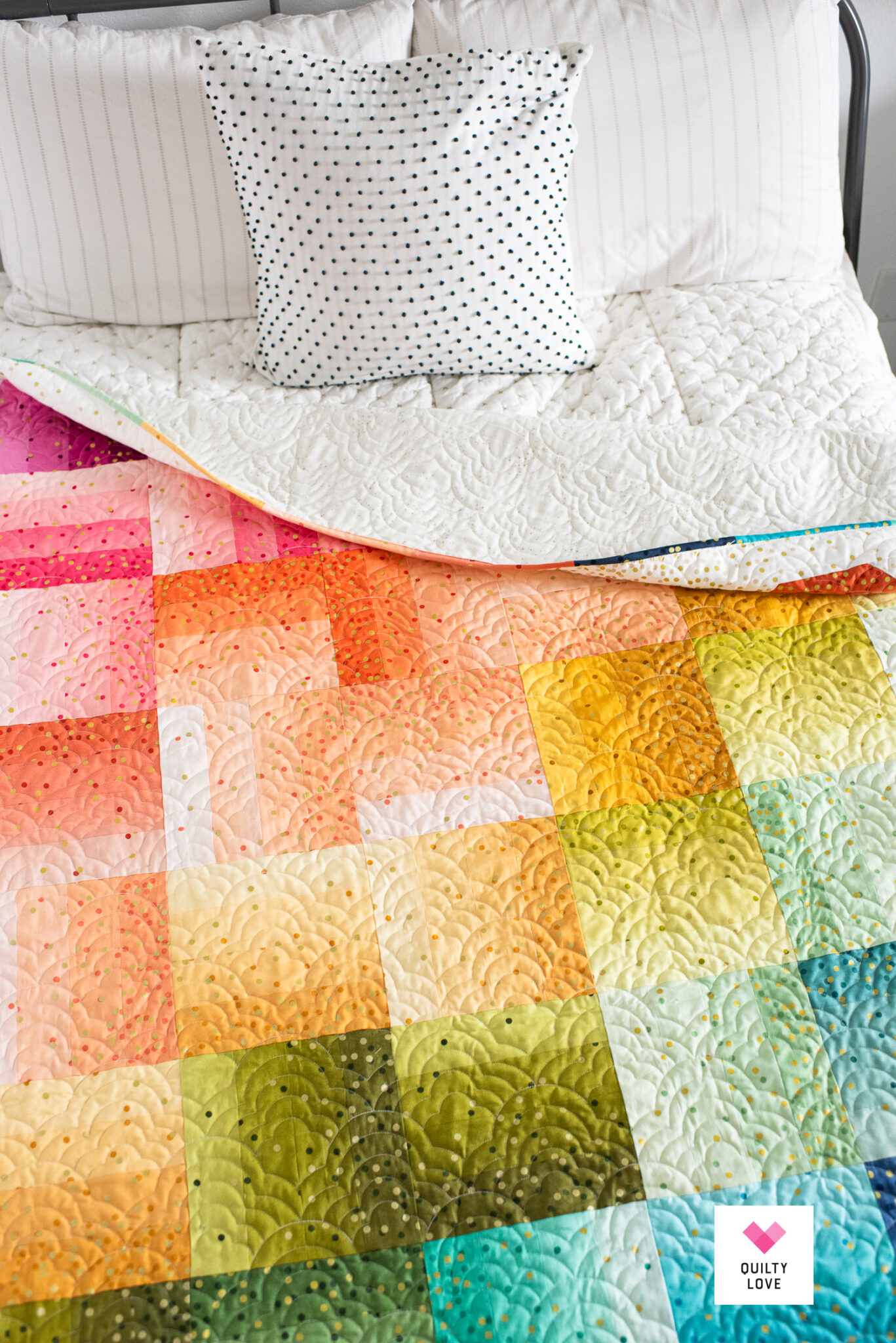 VandCo Ombre Happy Scallops quilt - Quilty Love